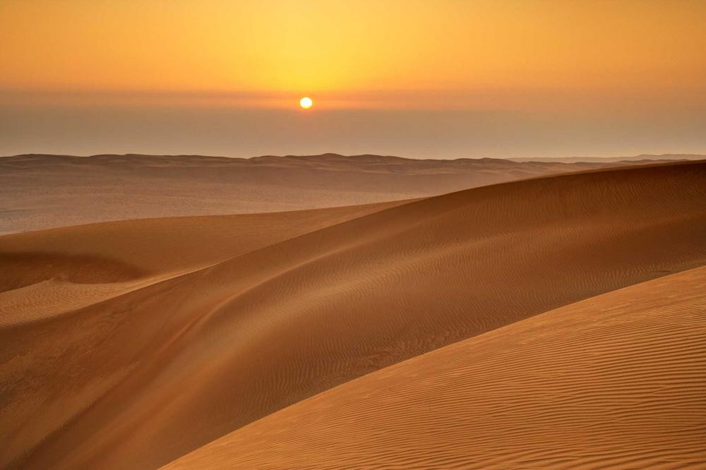 Sand dunes in early morning light Wahibi Sands Oman. Patterns of sand ...