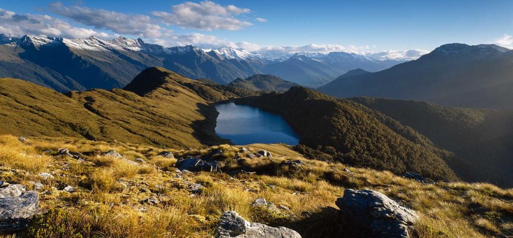 Looking over Lake Leeb (970m) and the Thomson Range towards Mt Aspiring ...